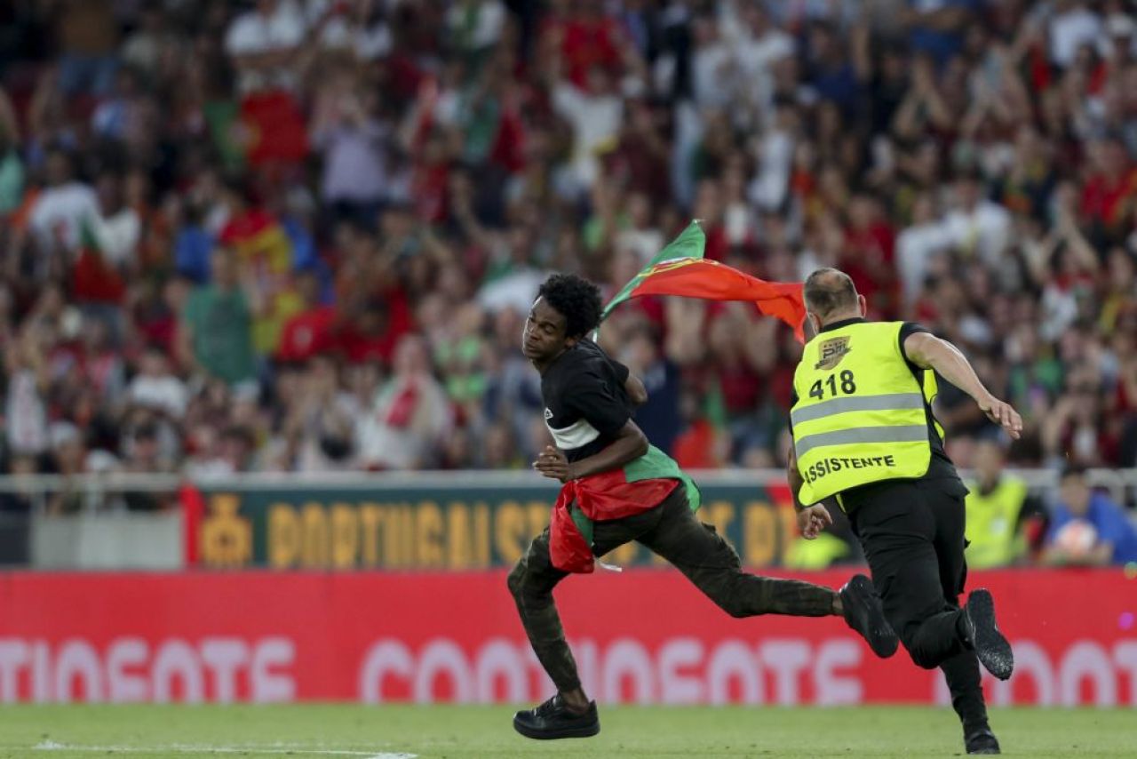 E faza serii! A sărit pe teren și l-a ridicat în brațe pe Cristiano Ronaldo ca pe un fulg! Cum a reacționat portughezul _8