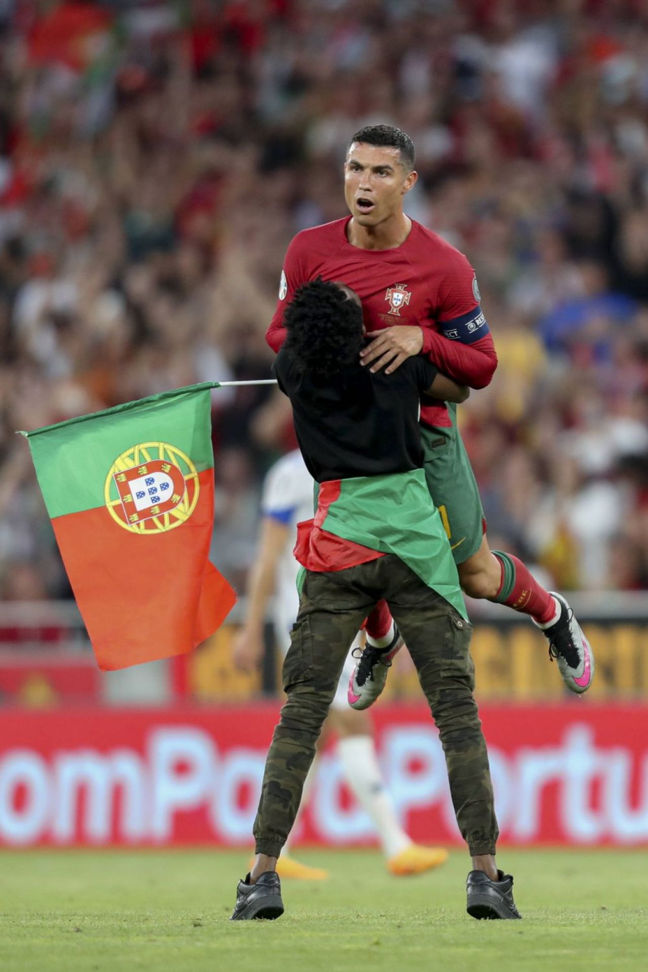 E faza serii! A sărit pe teren și l-a ridicat în brațe pe Cristiano Ronaldo ca pe un fulg! Cum a reacționat portughezul _9