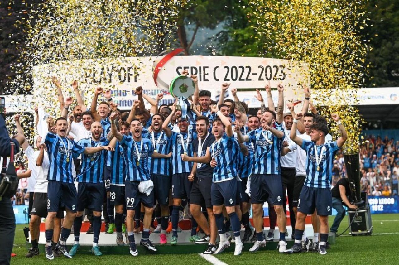 Un fotbalist român și-a ajutat clubul să se întoarcă în Serie B după 50 de ani!_13