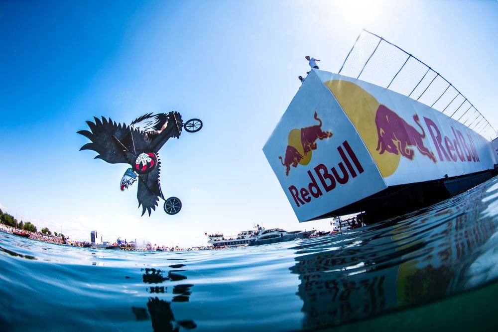 Cum poți cuceri Red Bull Flugtag, în 5 pași simpli, de la început până la final