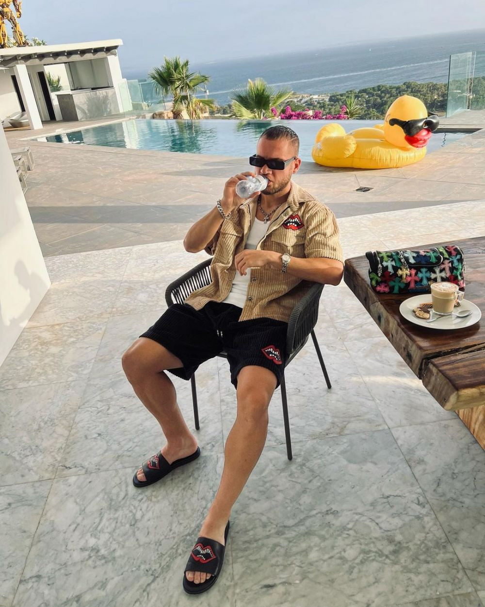 &bdquo;Și Dani Alves se &icirc;mbrăca așa și acum dă țigări la schimb!&rdquo; Mihai Stoica &icirc;l &icirc;nțeapă pe George Pușcaș pentru aparițiile sale&nbsp;