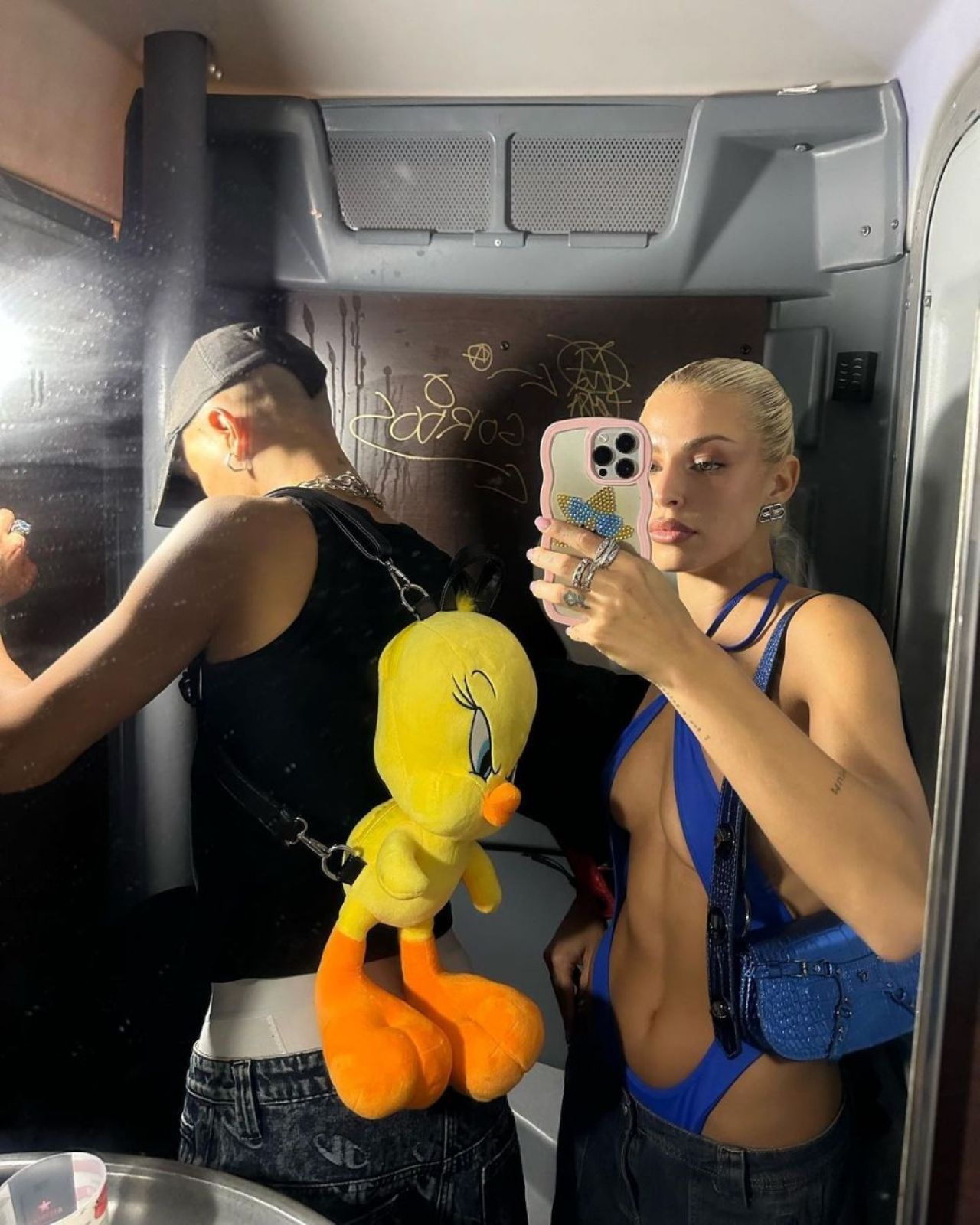 „Nu ești de pe planeta asta!” Și-a pus cel mai mic sutien posibil și și-a înnebunit urmăritorii! Cum a putut să apară cea mai sexy iubită de fotbalist _5