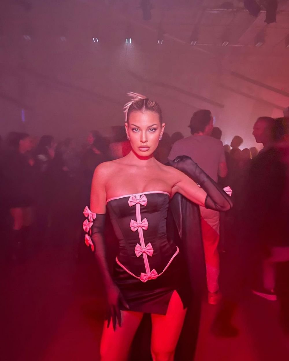 „Nu ești de pe planeta asta!” Și-a pus cel mai mic sutien posibil și și-a înnebunit urmăritorii! Cum a putut să apară cea mai sexy iubită de fotbalist _38