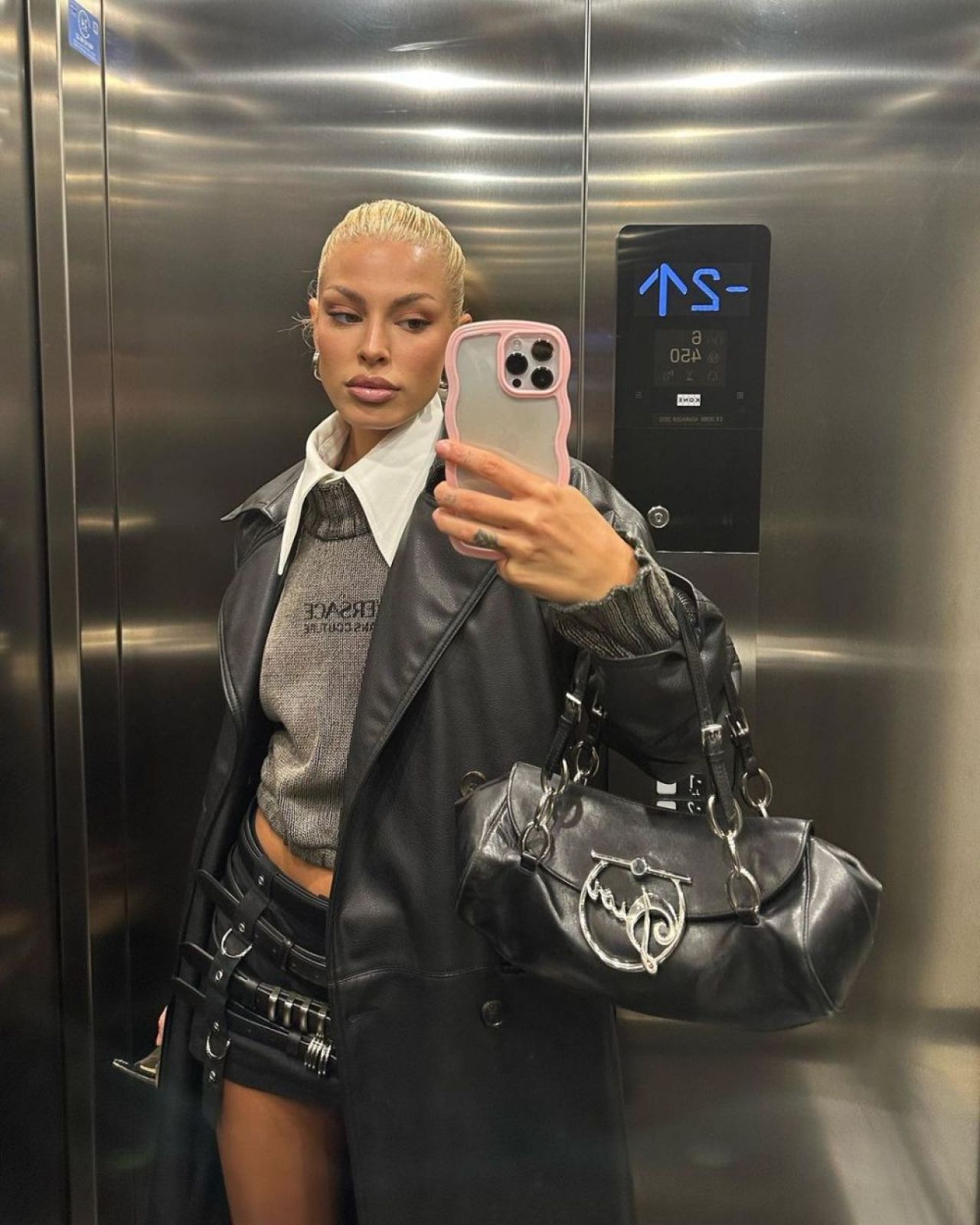 „Nu ești de pe planeta asta!” Și-a pus cel mai mic sutien posibil și și-a înnebunit urmăritorii! Cum a putut să apară cea mai sexy iubită de fotbalist _93