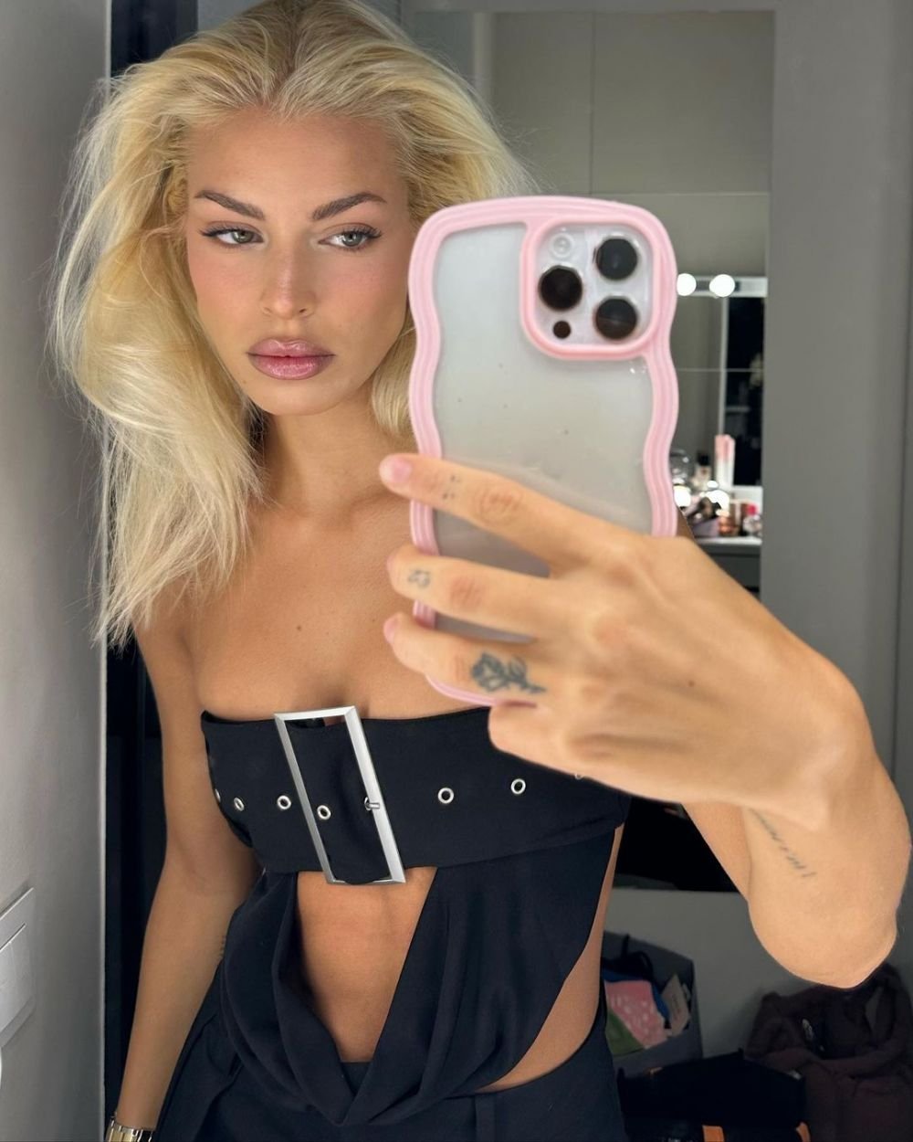 „Nu ești de pe planeta asta!” Și-a pus cel mai mic sutien posibil și și-a înnebunit urmăritorii! Cum a putut să apară cea mai sexy iubită de fotbalist _102