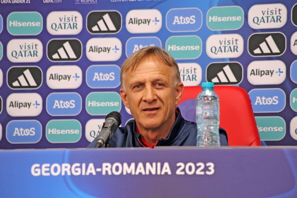 Atitudini diferite la antrenamentul oficial: 