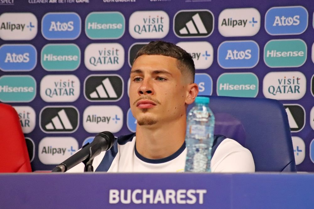 Atitudini diferite la antrenamentul oficial: 