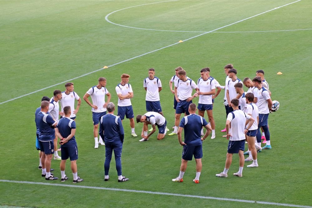 Atitudini diferite la antrenamentul oficial: 