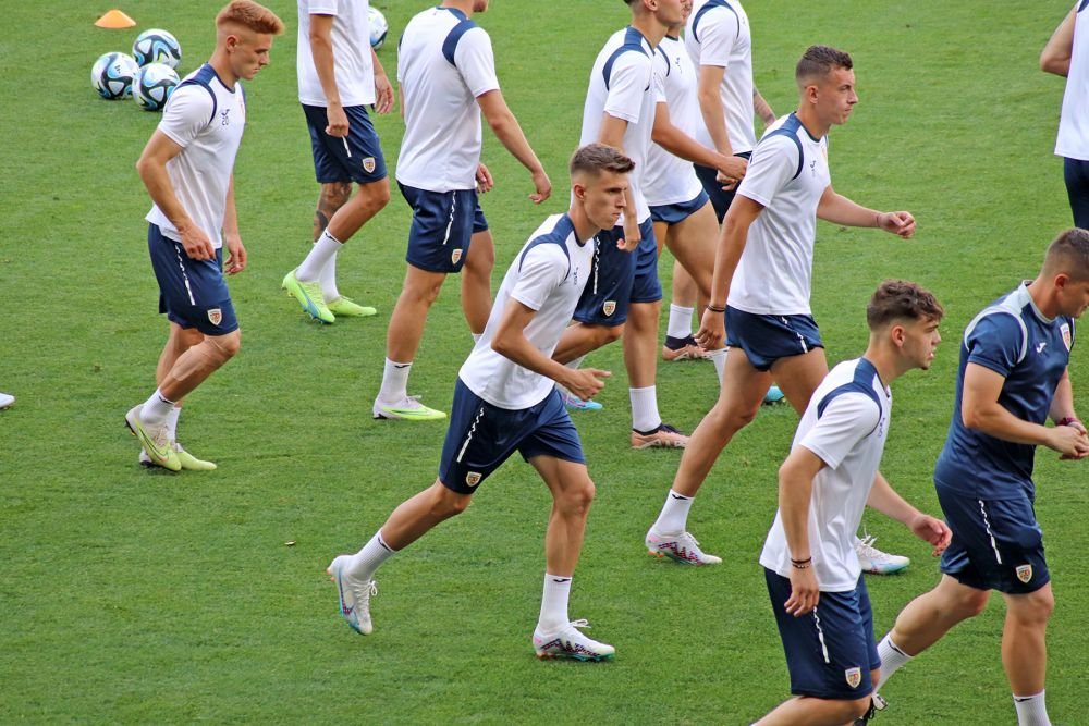 Atitudini diferite la antrenamentul oficial: 