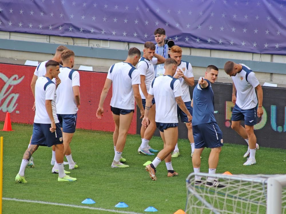 Atitudini diferite la antrenamentul oficial: 
