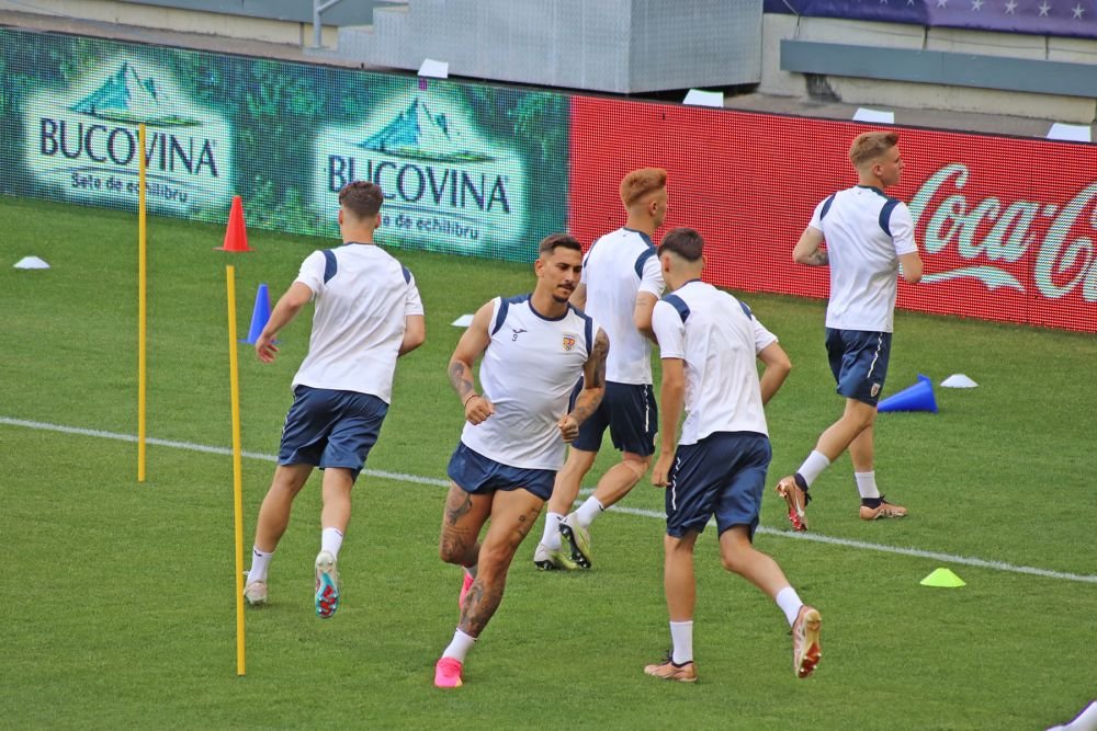 Atitudini diferite la antrenamentul oficial: 