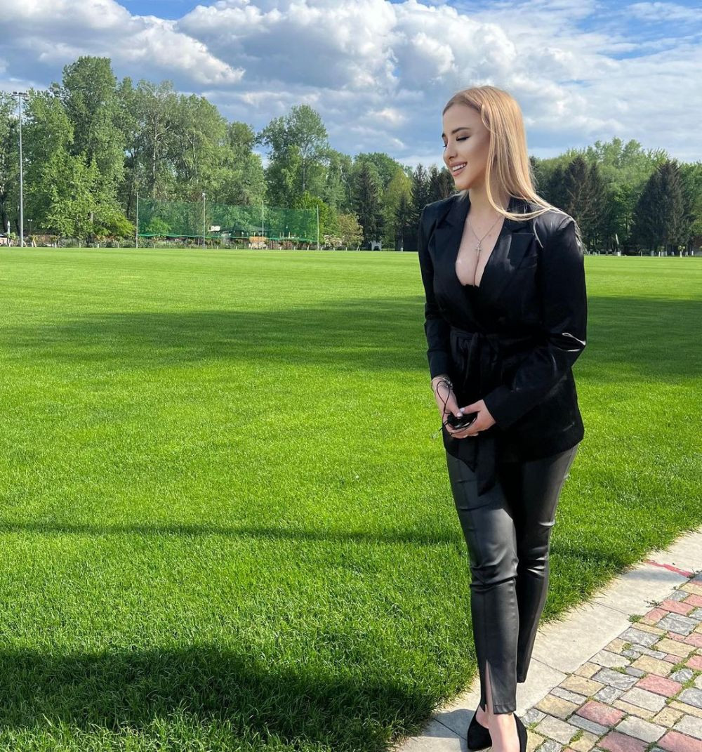 A fost talismanul Republicii Moldova în victoria cu Polonia! Olivia Cucoș, superba jurnalistă, a făcut spectacol la Chișinău_19