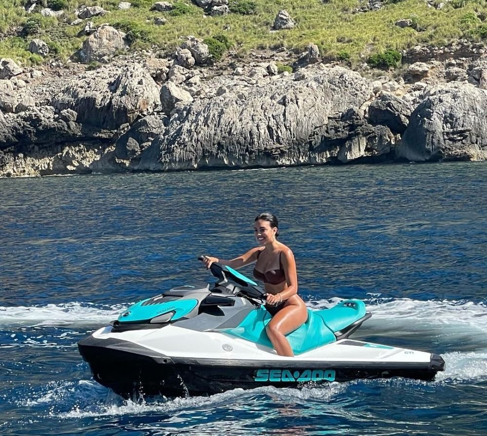 Georgina Rodriguez, apariție sexy în cel mai minuscul bikini! Imagini din vacanța cu Cristiano Ronaldo de pe yachtul de 6 milioane de euro _55