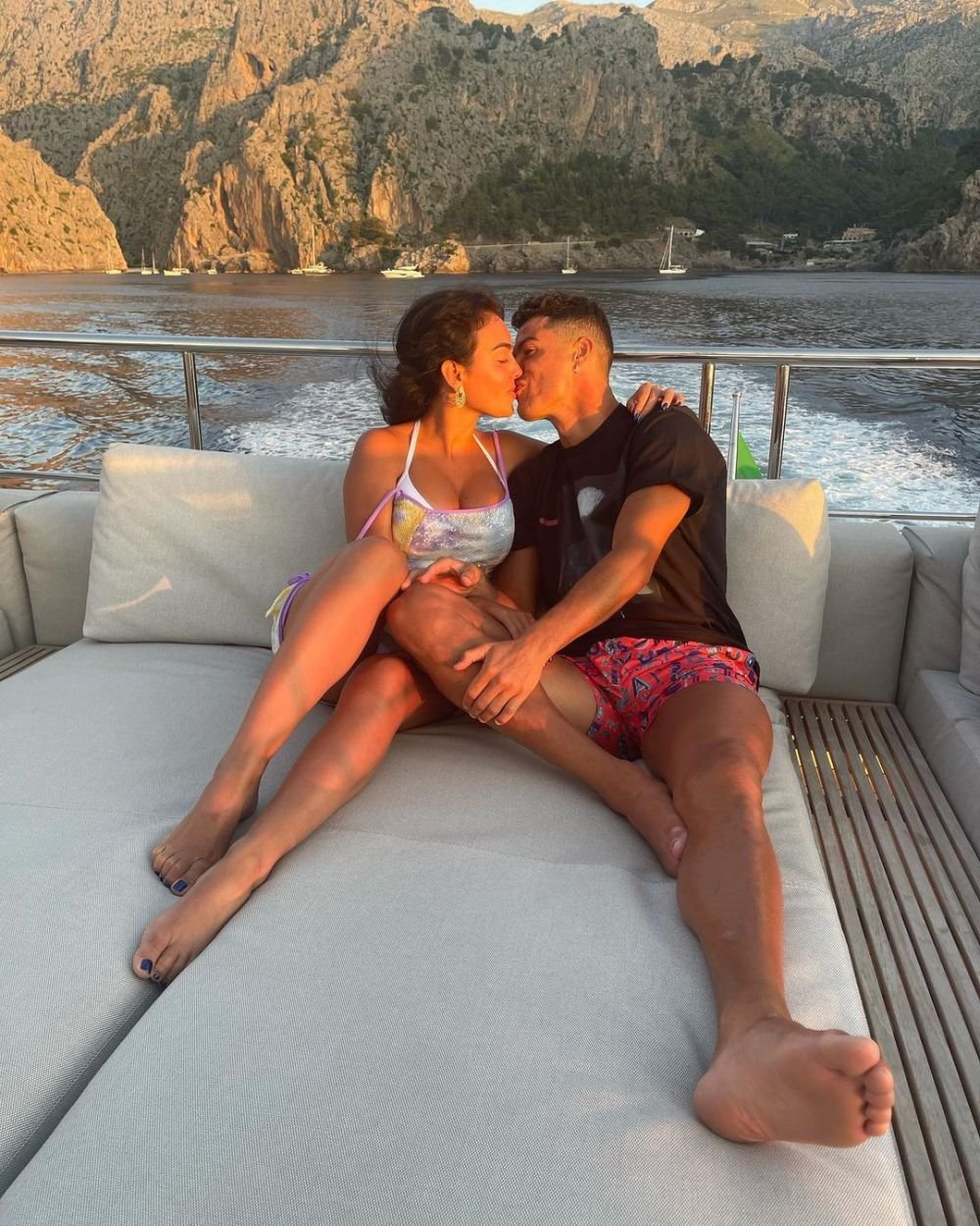 Georgina Rodriguez, apariție sexy în cel mai minuscul bikini! Imagini din vacanța cu Cristiano Ronaldo de pe yachtul de 6 milioane de euro _66