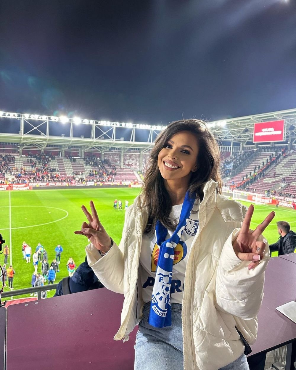 Andreea Bododel a pierdut procesul cu Robert Niță după declarațiile jignitoare ale fostului rapidist! Cât trebuie să îi plătească cea mai sexy fană a Farului _28