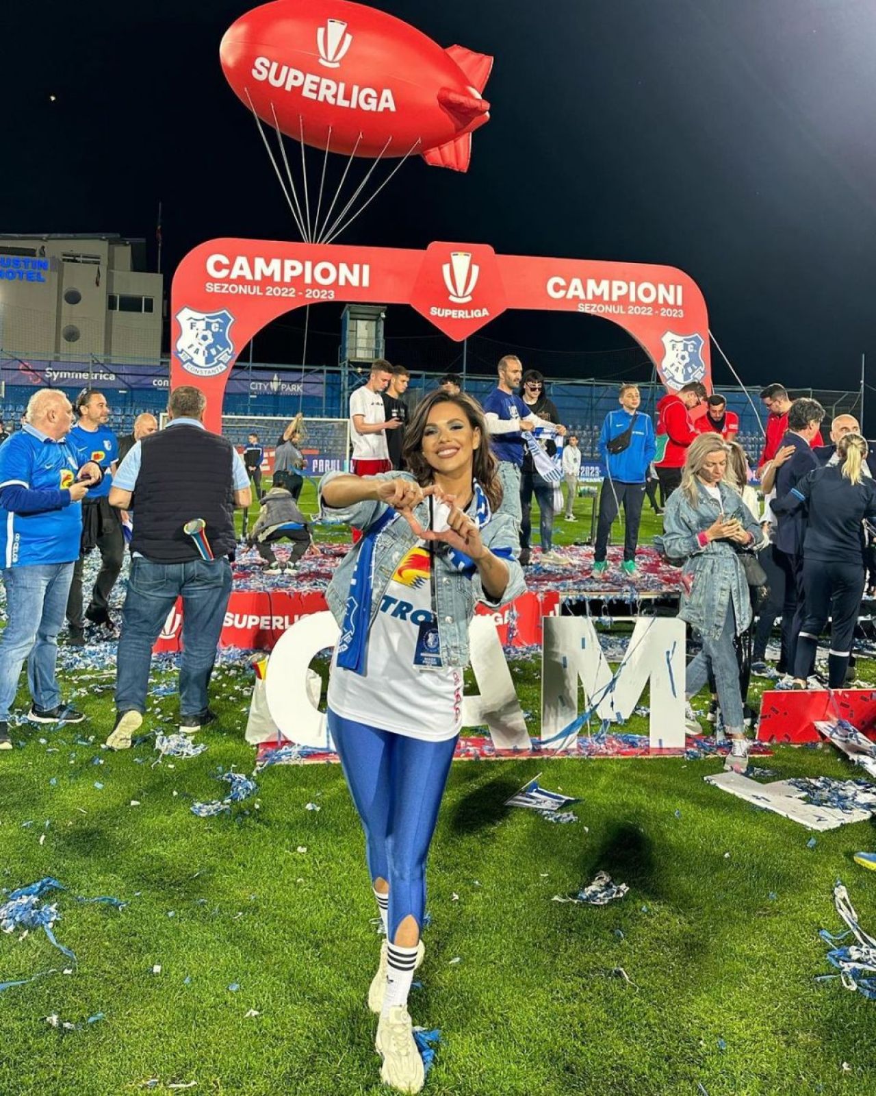 Andreea Bododel a pierdut procesul cu Robert Niță după declarațiile jignitoare ale fostului rapidist! Cât trebuie să îi plătească cea mai sexy fană a Farului _45