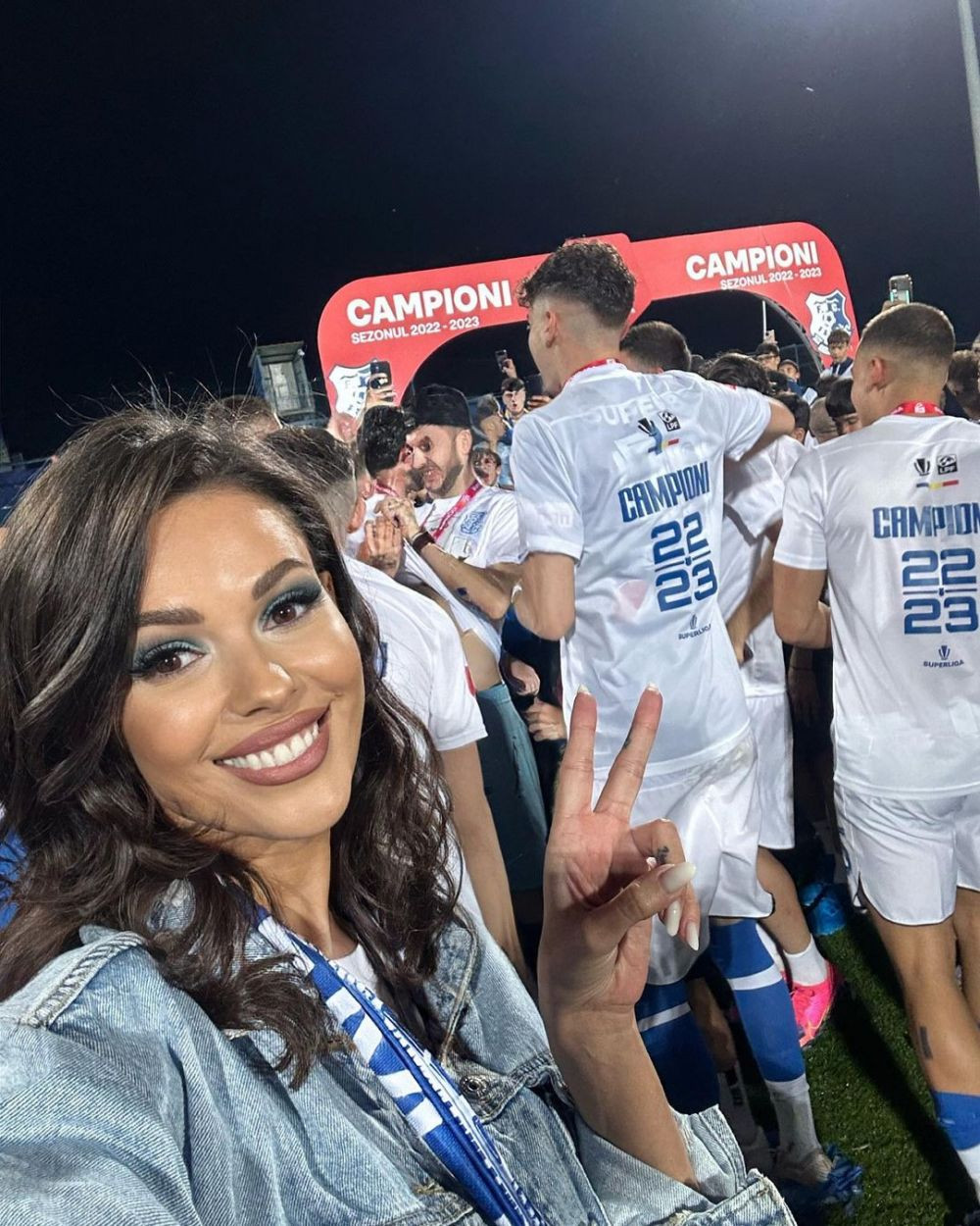 Andreea Bododel a pierdut procesul cu Robert Niță după declarațiile jignitoare ale fostului rapidist! Cât trebuie să îi plătească cea mai sexy fană a Farului _46