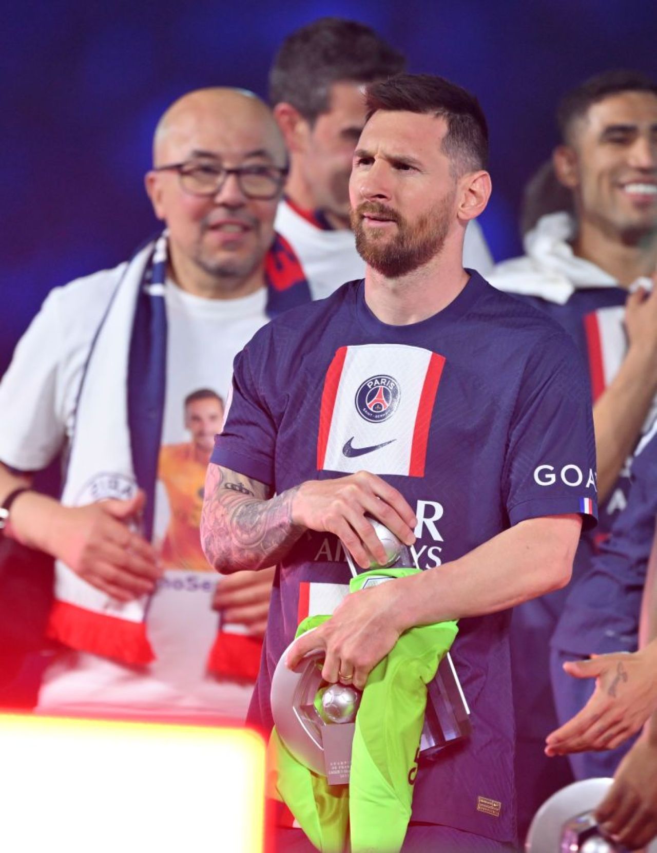 PSG l-a premiat la plecare, Messi i-a dat trofeul lui Neymar pentru a-l licita! Suma incredibilă pe care s-a vândut _3