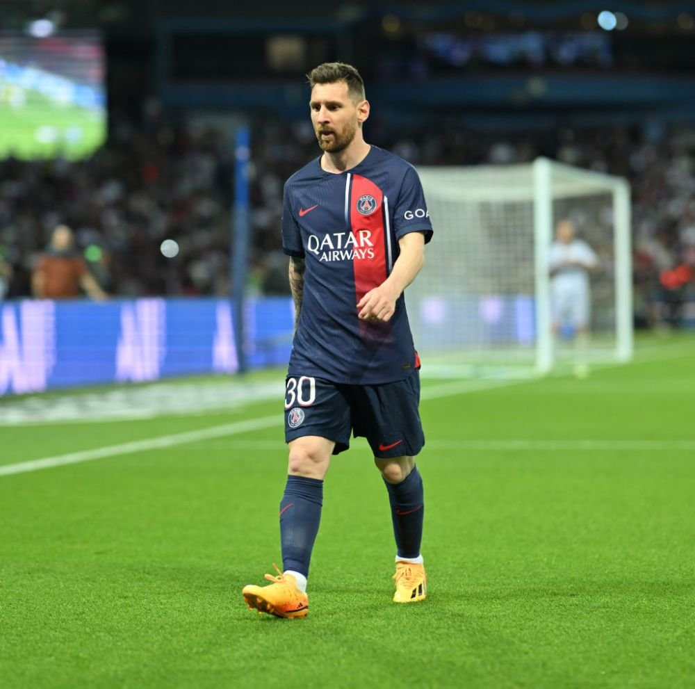 PSG l-a premiat la plecare, Messi i-a dat trofeul lui Neymar pentru a-l licita! Suma incredibilă pe care s-a vândut _4