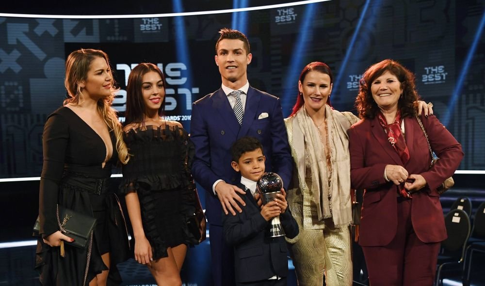 „Mama Dolores a vrut să facă avort!” Dezvăluire neașteptată a surorii lui Ronaldo: „Să-l sărbătorim pe perfectul dintre imperfecți!” _13