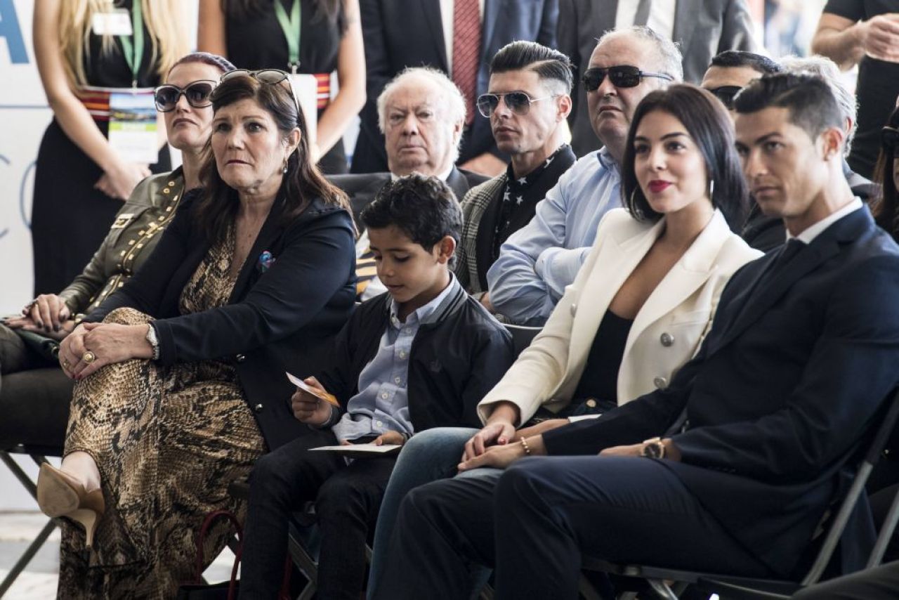 „Mama Dolores a vrut să facă avort!” Dezvăluire neașteptată a surorii lui Ronaldo: „Să-l sărbătorim pe perfectul dintre imperfecți!” _14