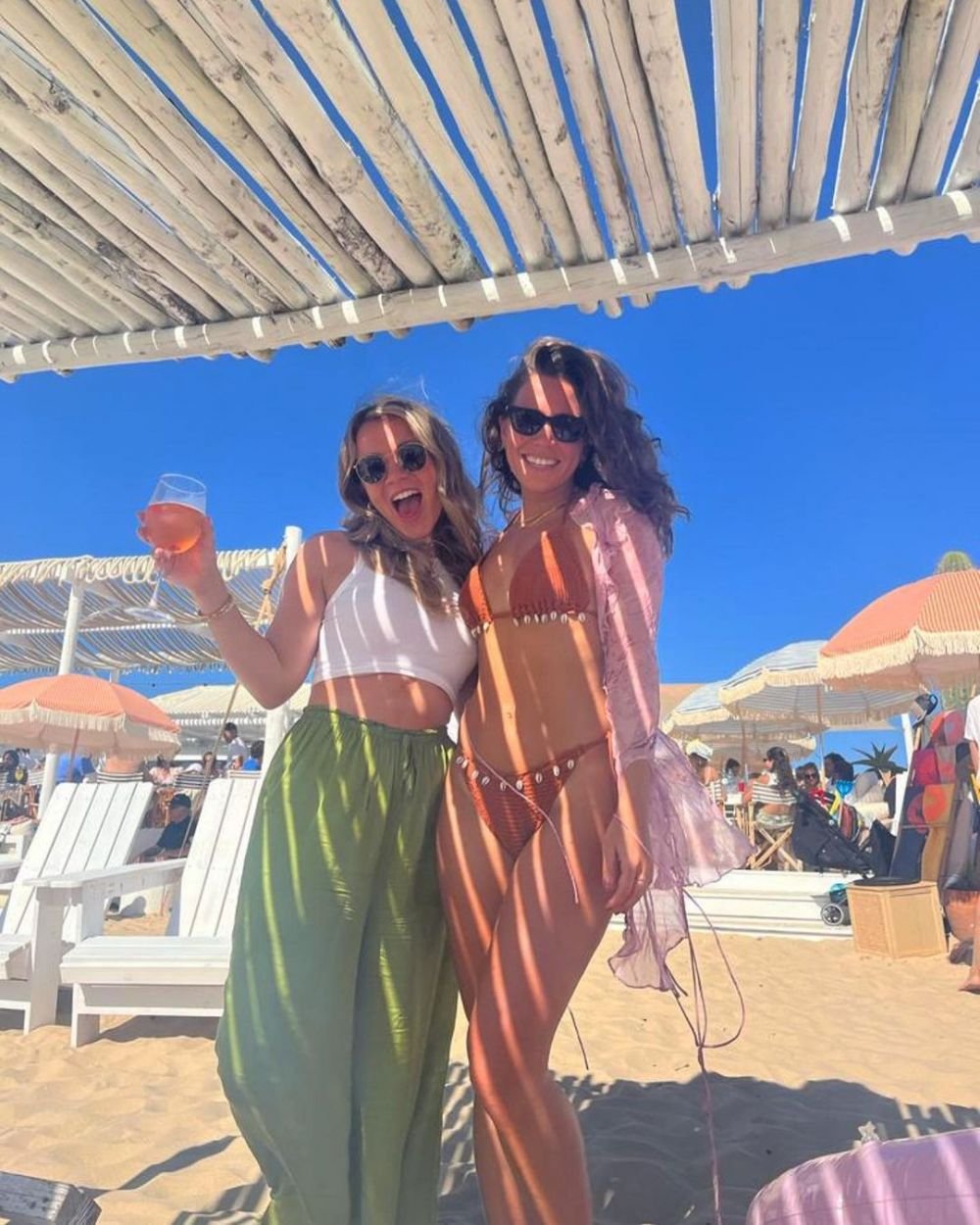 Un tată mândru! Fetele unui fotbalist legendar al Angliei, apariții sexy în costum de baie! Cum a reacționat acesta _9