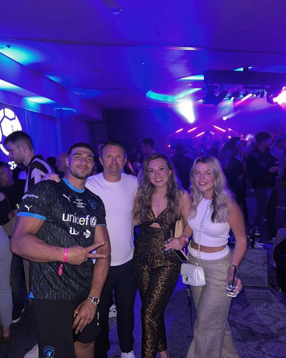 Un tată mândru! Fetele unui fotbalist legendar al Angliei, apariții sexy în costum de baie! Cum a reacționat acesta _18