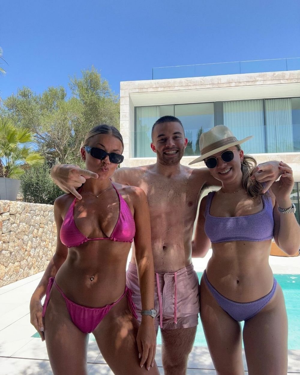 Un tată mândru! Fetele unui fotbalist legendar al Angliei, apariții sexy în costum de baie! Cum a reacționat acesta _23