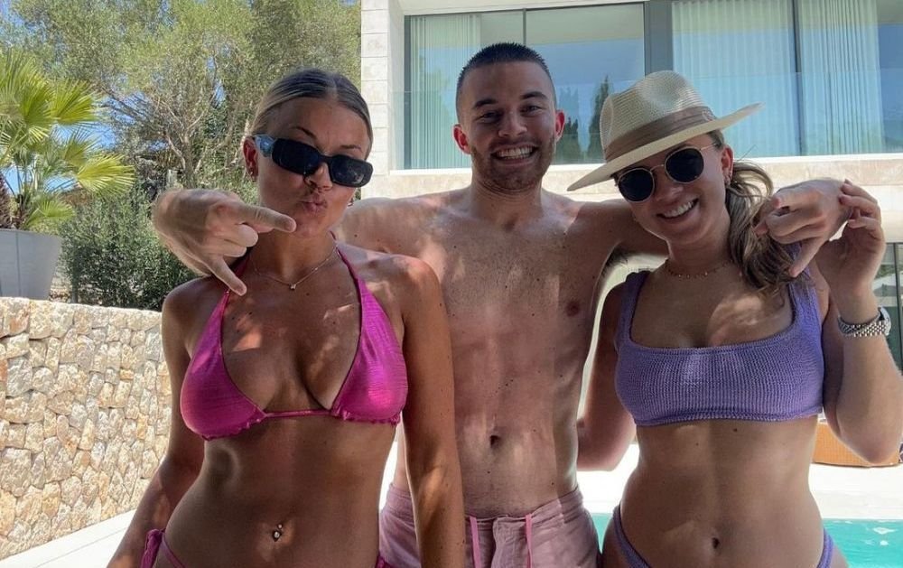 Un tată mândru! Fetele unui fotbalist legendar al Angliei, apariții sexy în costum de baie! Cum a reacționat acesta _24