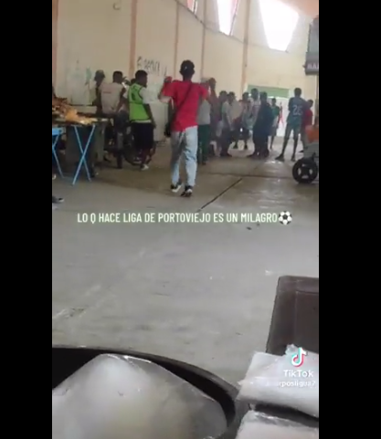 „Fără rușine!” S-a prefăcut că e invalid ca să intre gratis la meci și câteva secunde mai târziu dansa miraculos _3