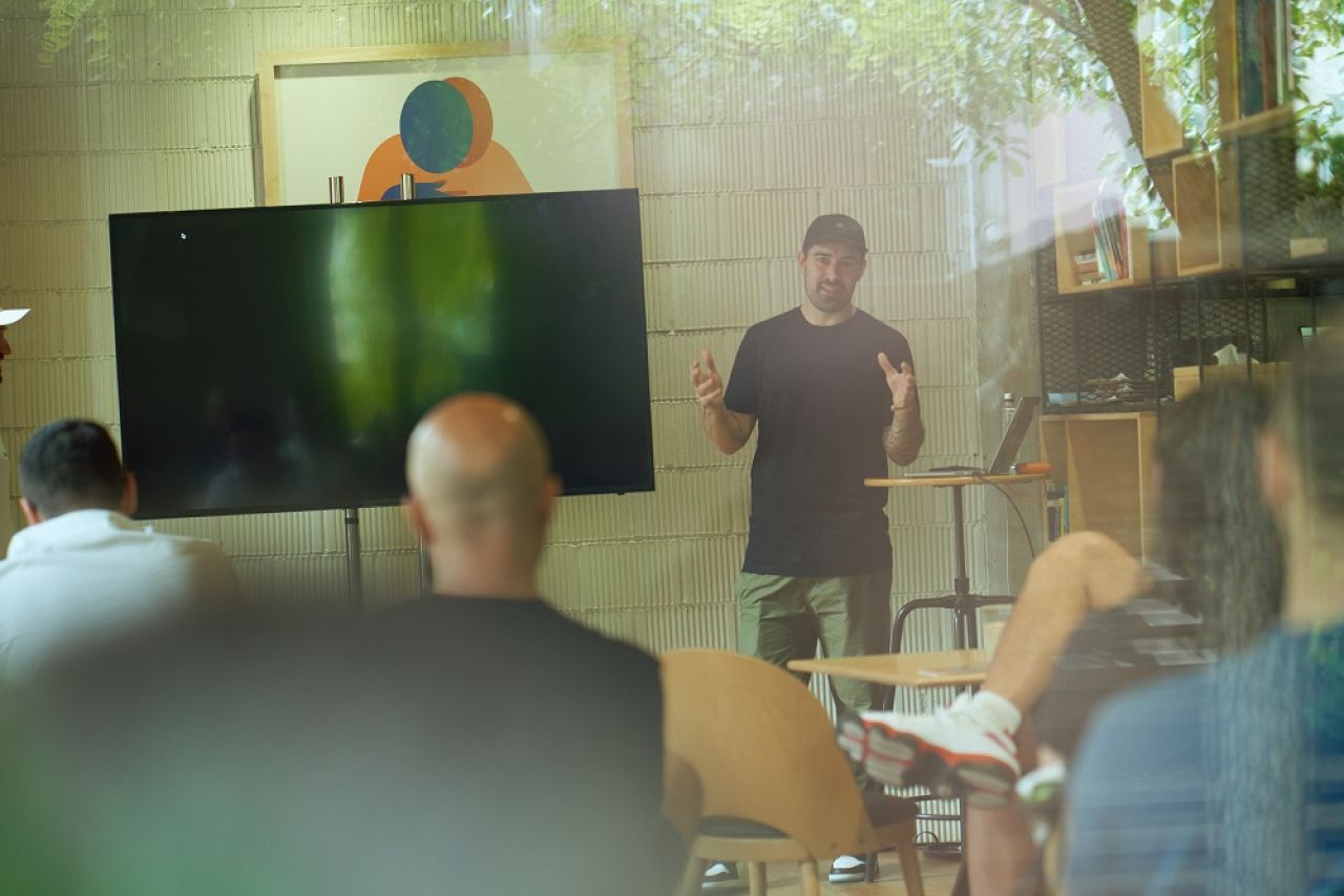 Kevin Couliau e regizorul care a reușit să transpună cultura americană de baschet într-un documentar: „A fost intens să merg în închisoare”_14