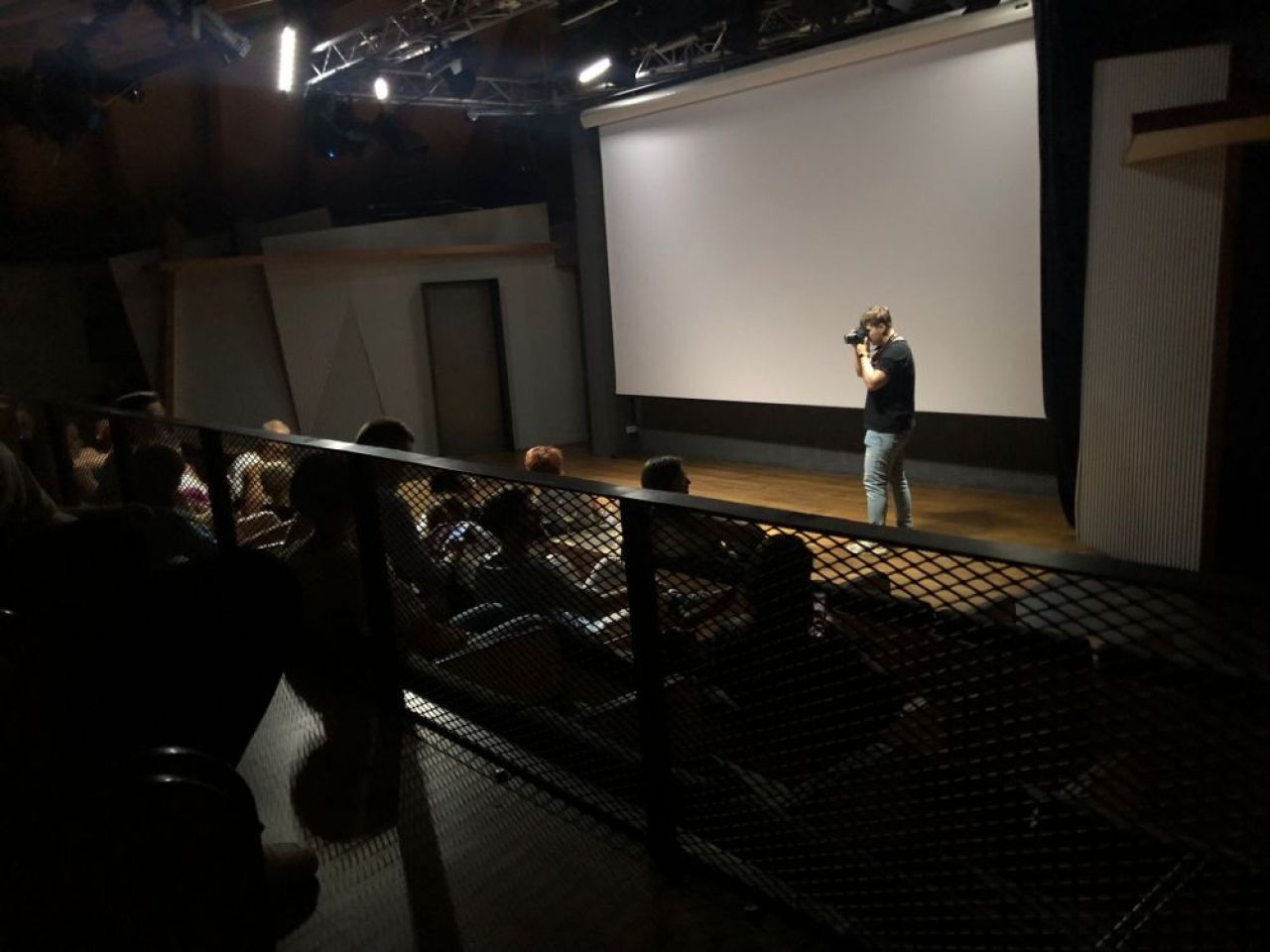 Kevin Couliau e regizorul care a reușit să transpună cultura americană de baschet într-un documentar: „A fost intens să merg în închisoare”_16