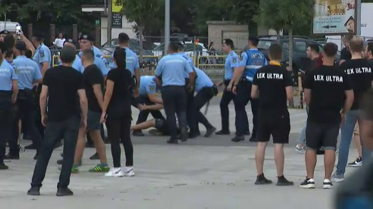 Incidente violente pe stadion la România - Ucraina, la EURO U21! Fanii din