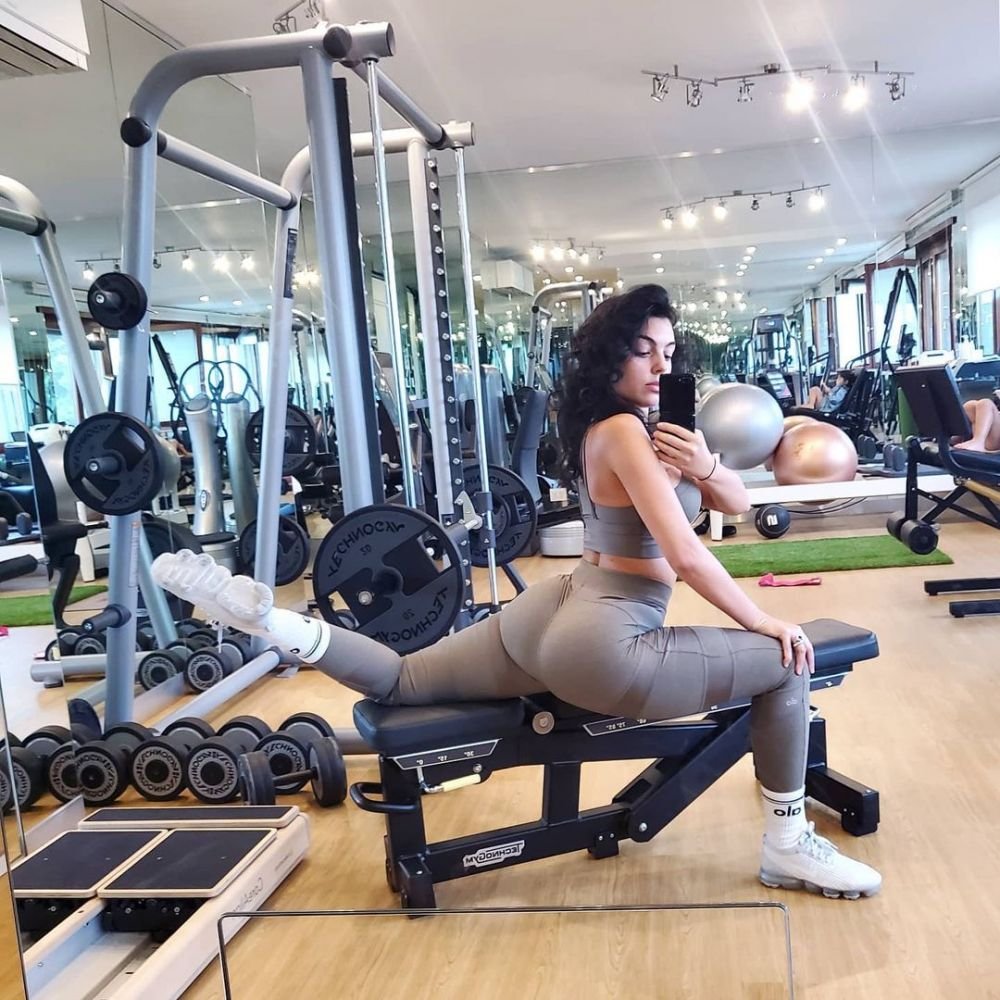 Cu greu putea găsi un costum de baie mai mic pentru formele ei! Selfie-ul cu care Georgina Rodriguez și-a pus fanii pe jar_3