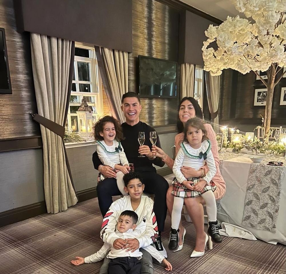 Cu greu putea găsi un costum de baie mai mic pentru formele ei! Selfie-ul cu care Georgina Rodriguez și-a pus fanii pe jar_26