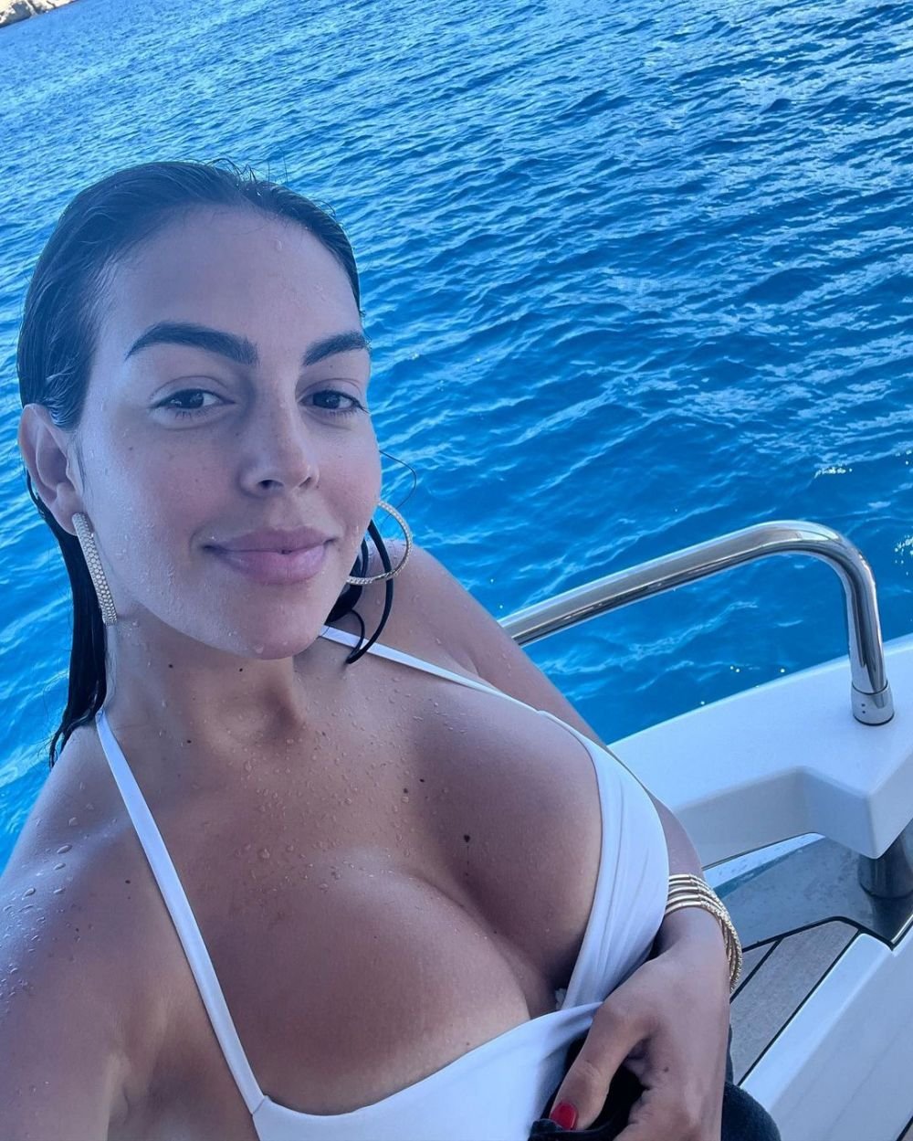 Cu greu putea găsi un costum de baie mai mic pentru formele ei! Selfie-ul cu care Georgina Rodriguez și-a pus fanii pe jar_36