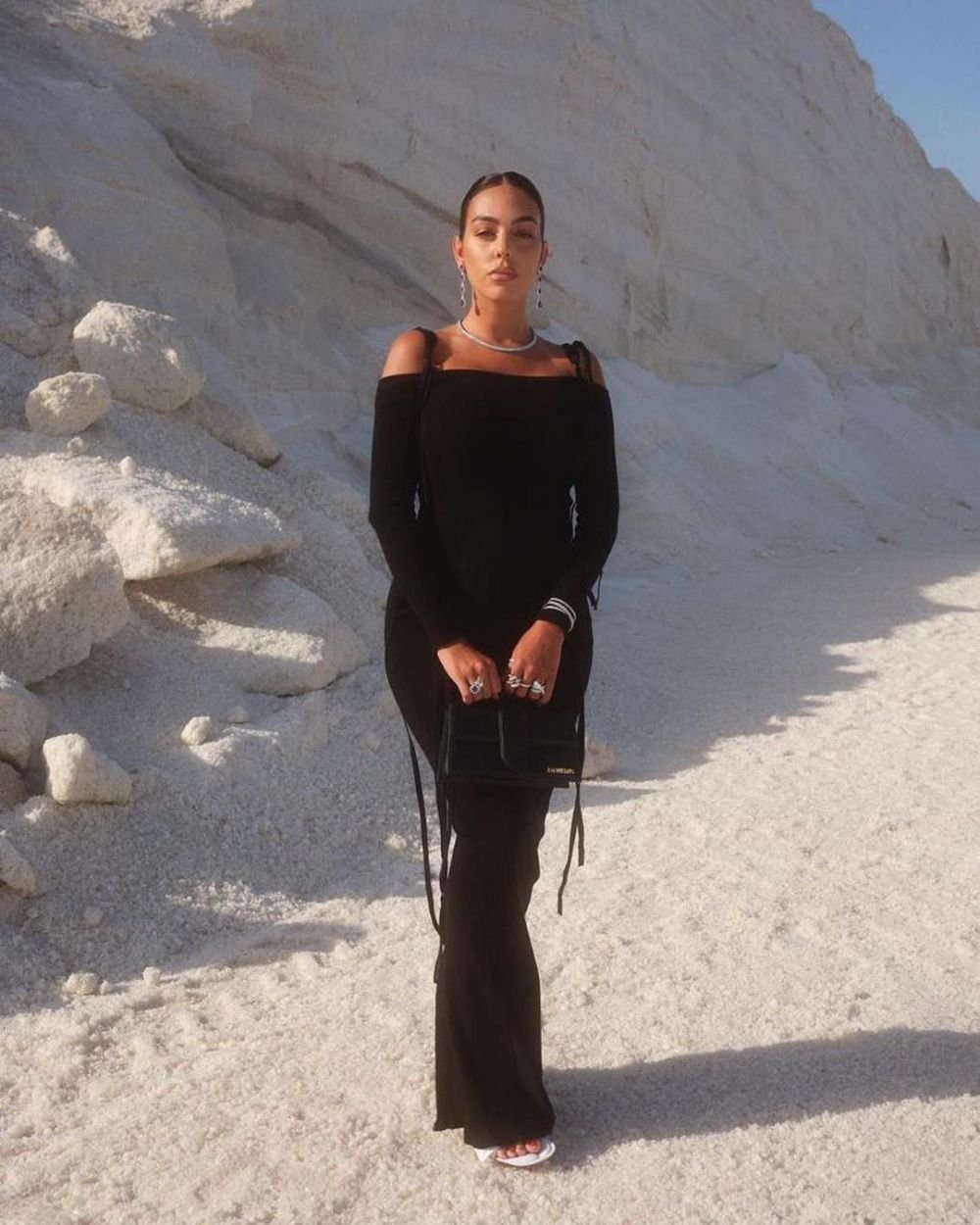 Cu greu putea găsi un costum de baie mai mic pentru formele ei! Selfie-ul cu care Georgina Rodriguez și-a pus fanii pe jar_37