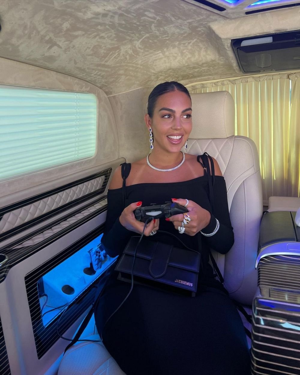 Cu greu putea găsi un costum de baie mai mic pentru formele ei! Selfie-ul cu care Georgina Rodriguez și-a pus fanii pe jar_38