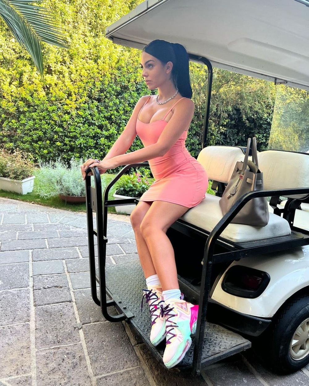 Cu greu putea găsi un costum de baie mai mic pentru formele ei! Selfie-ul cu care Georgina Rodriguez și-a pus fanii pe jar_44