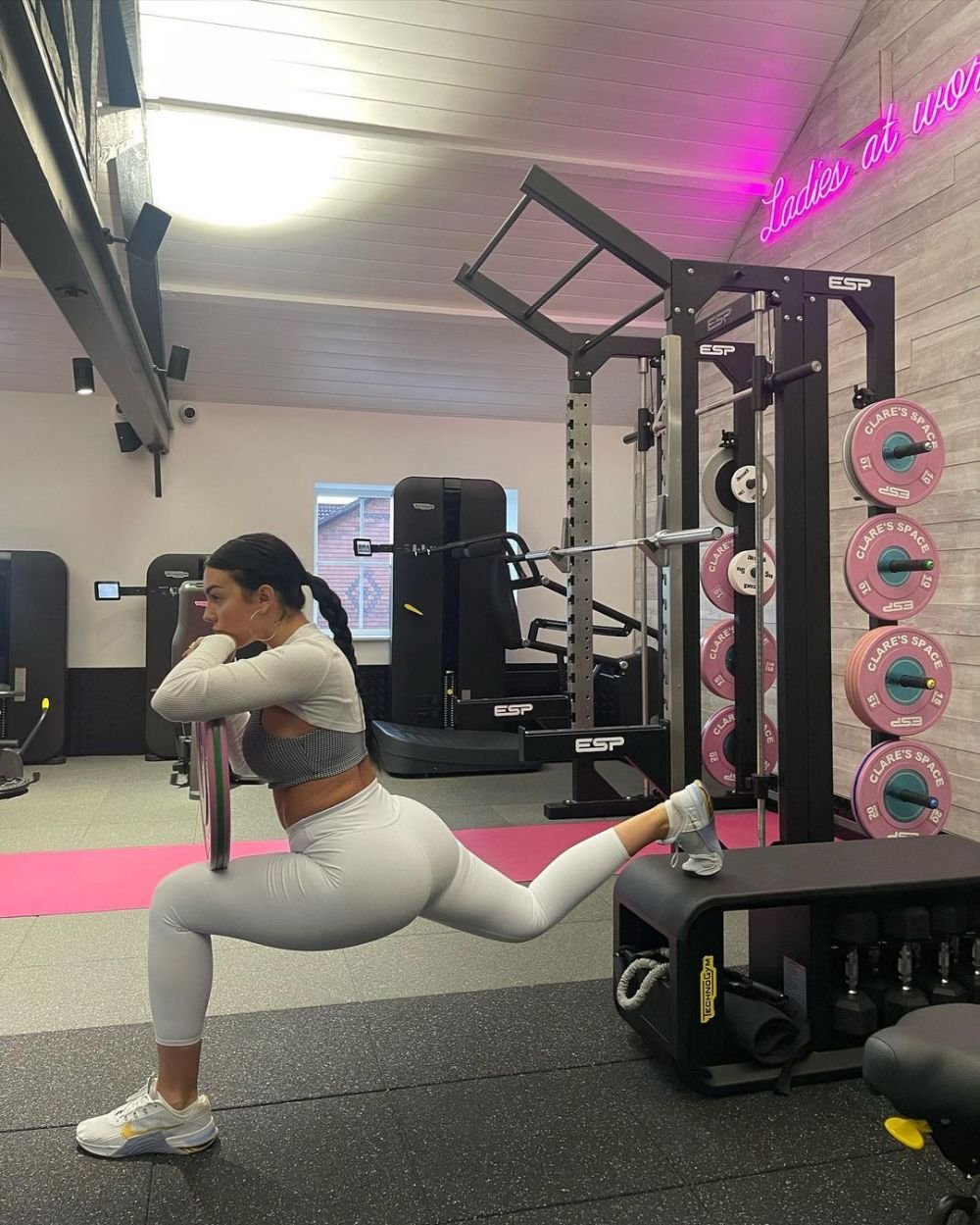 Cu greu putea găsi un costum de baie mai mic pentru formele ei! Selfie-ul cu care Georgina Rodriguez și-a pus fanii pe jar_57