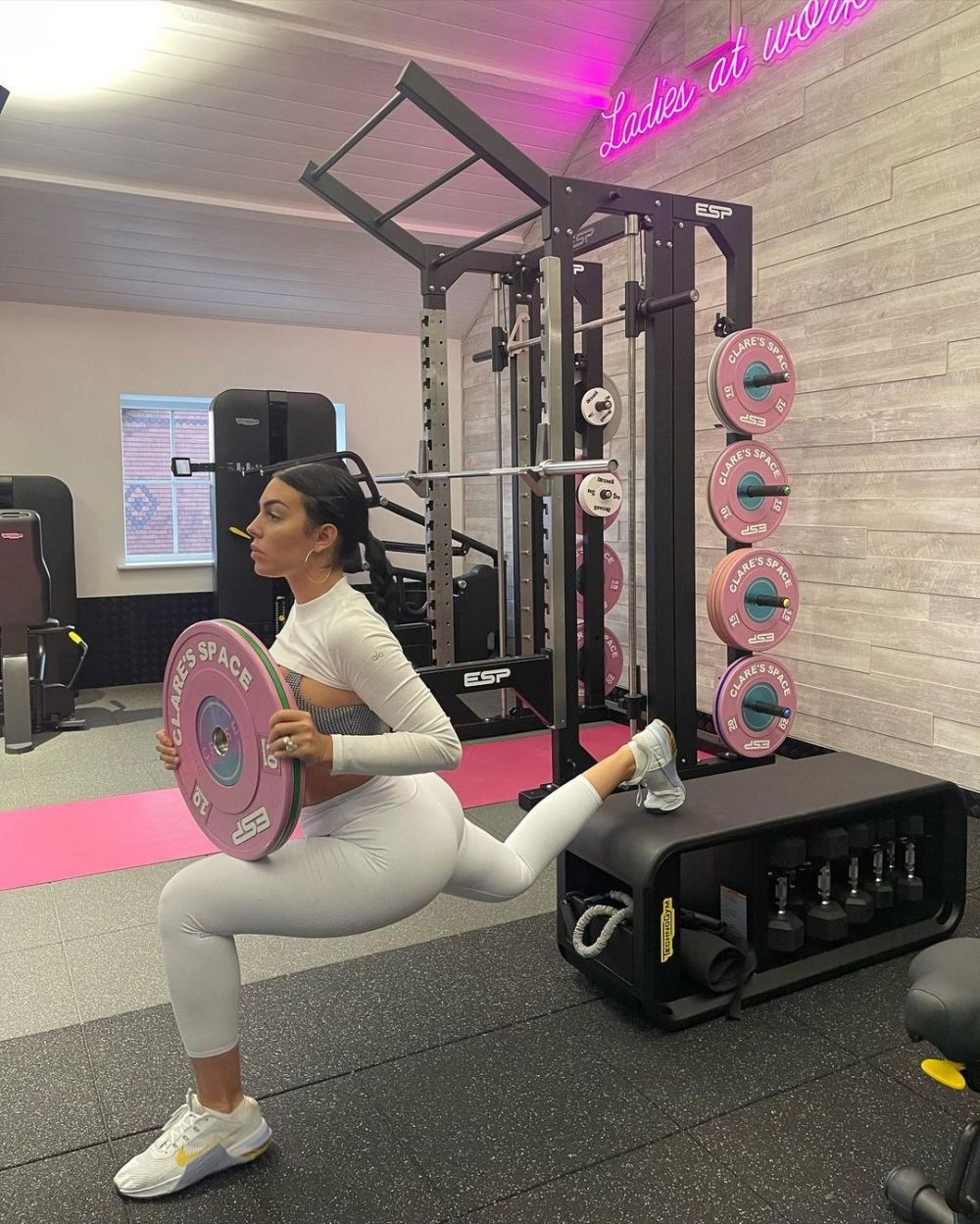 Cu greu putea găsi un costum de baie mai mic pentru formele ei! Selfie-ul cu care Georgina Rodriguez și-a pus fanii pe jar_59