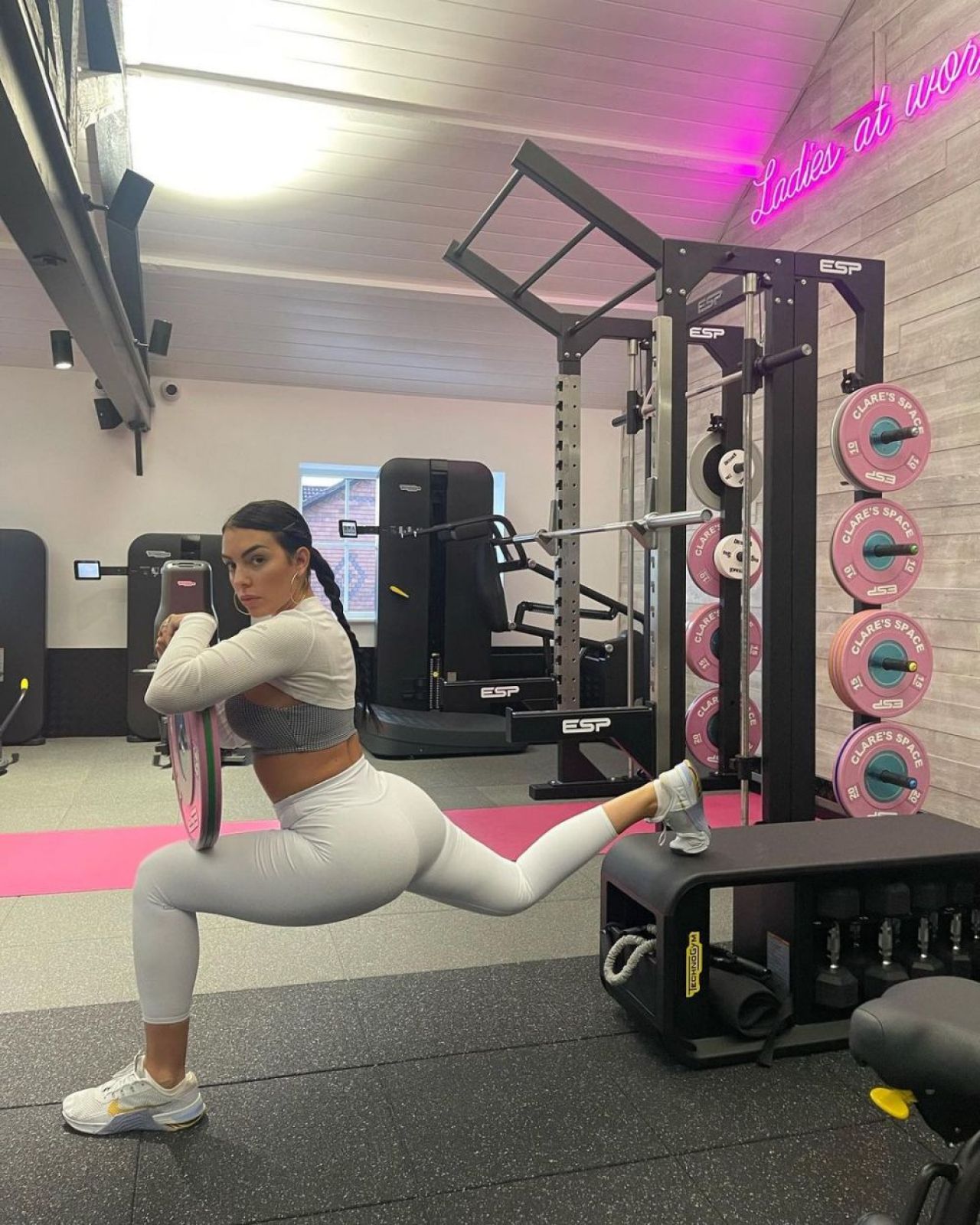 Cu greu putea găsi un costum de baie mai mic pentru formele ei! Selfie-ul cu care Georgina Rodriguez și-a pus fanii pe jar_60