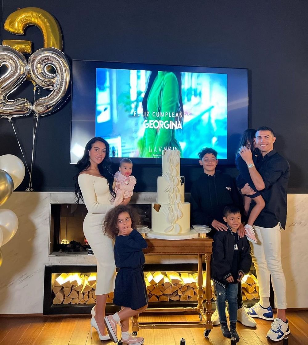 Cu greu putea găsi un costum de baie mai mic pentru formele ei! Selfie-ul cu care Georgina Rodriguez și-a pus fanii pe jar_67