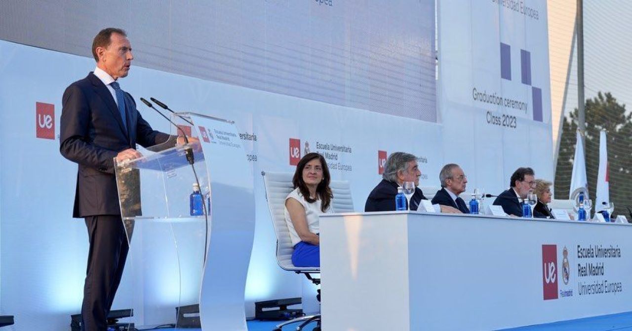 Hagi ridică ștacheta! Costin Mega a devenit absolvent al prestigioasei Real Madrid Universidad Europea. Butragueno i-a înmânat diploma_1