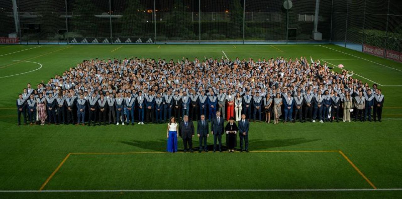 Hagi ridică ștacheta! Costin Mega a devenit absolvent al prestigioasei Real Madrid Universidad Europea. Butragueno i-a înmânat diploma_2