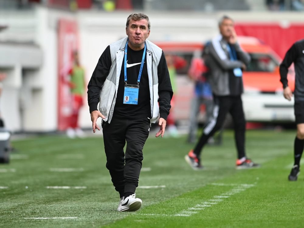 Hagi ridică ștacheta! Costin Mega a devenit absolvent al prestigioasei Real Madrid Universidad Europea. Butragueno i-a înmânat diploma_6