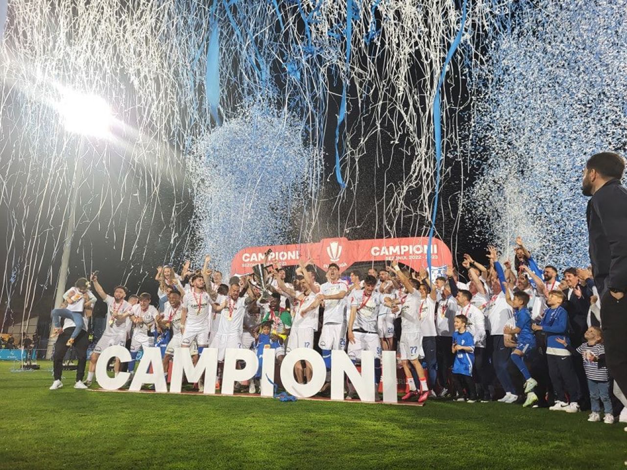Hagi ridică ștacheta! Costin Mega a devenit absolvent al prestigioasei Real Madrid Universidad Europea. Butragueno i-a înmânat diploma_20
