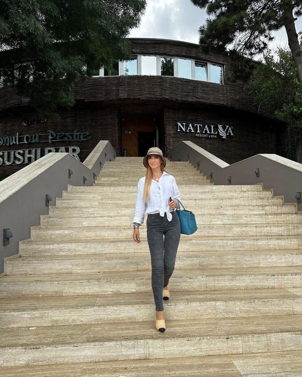 Anamaria Prodan s-a pozat într-o mașină de lux alături de fiica ei și a strâns mii de reacții pe rețelele sociale!_2