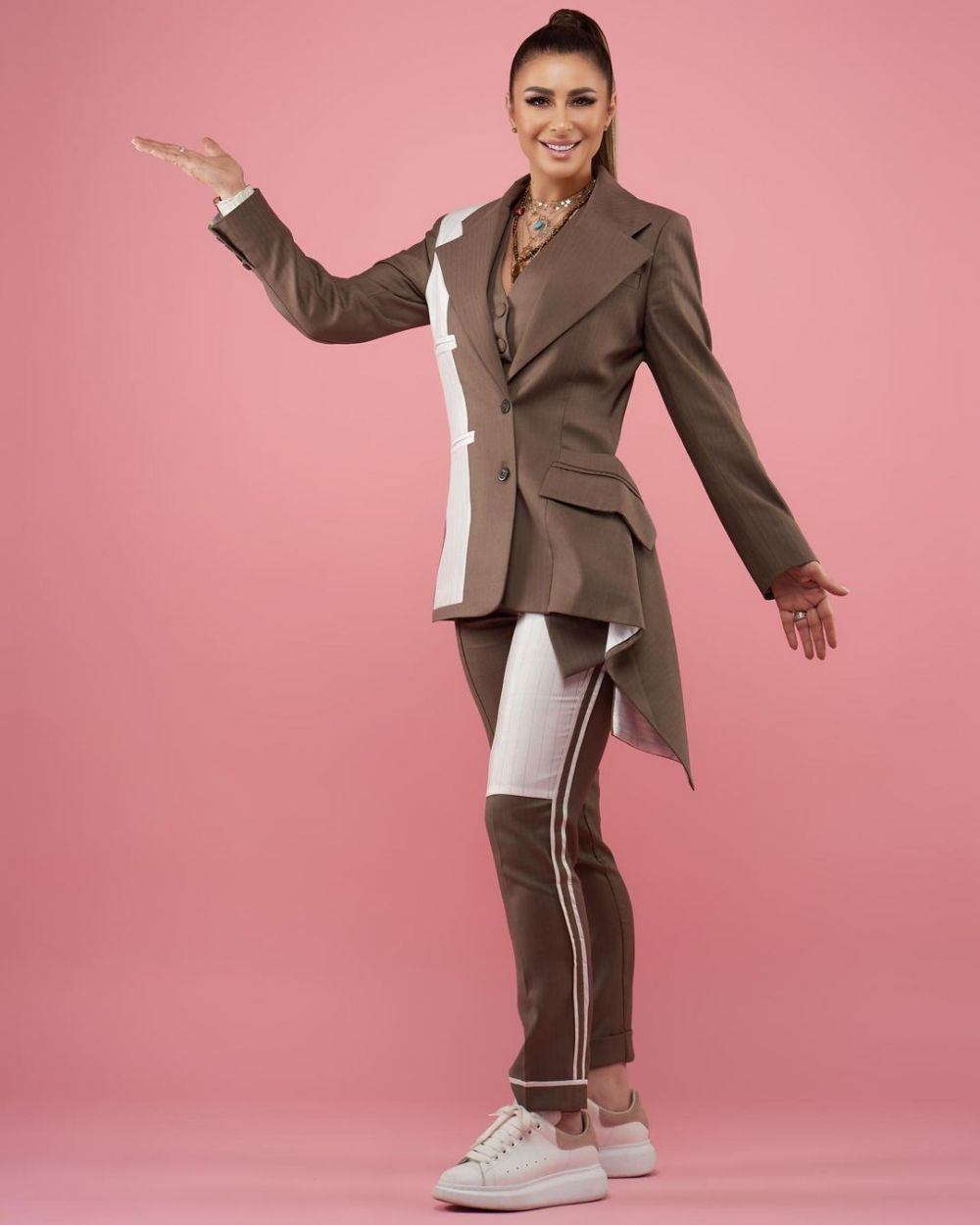 Anamaria Prodan s-a pozat într-o mașină de lux alături de fiica ei și a strâns mii de reacții pe rețelele sociale!_10