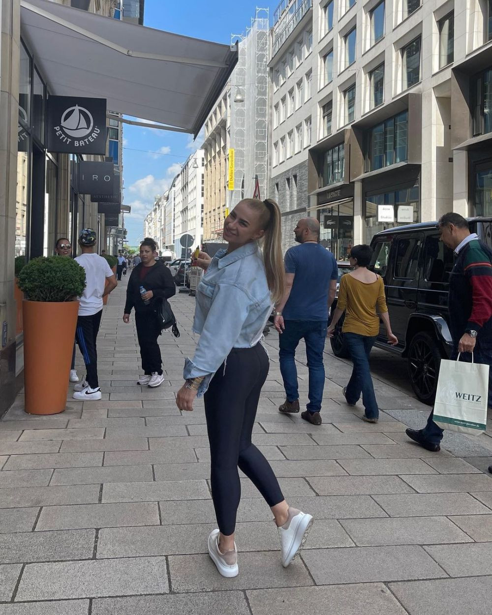 Anamaria Prodan s-a pozat într-o mașină de lux alături de fiica ei și a strâns mii de reacții pe rețelele sociale!_17